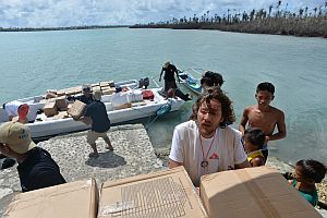 Lékaři bez hranic dopravují humanitární zásoby na ostrov Butig. Foto © Julie Remy/MSF