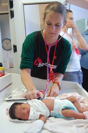 Foto © Sophie-Jane Madden/MSF - Dr. Natalie Roberts vyšetřuje předčasně narozenou Janel Corate.