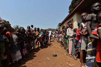 Oblast Matoto: Zástupy dětí čekají na očkování. Foto © Ikram N\'gadi/MSF