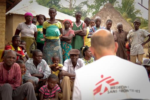 Epidemiolog Lékařů bez hranic Michel Van Herp vysvětluje obyvatelům Gbanda, co je ebola a jak se bránit přenosu. Foto © Joffrey Monnier/MSF
