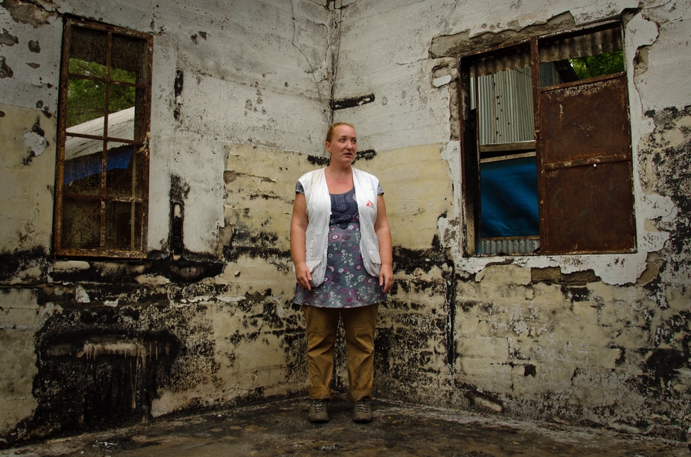 Projektová koordinátorka Lékařů bez hranic Sarah Maynard obhlíží vypálenou nemocnici. Foto © Nick Owen/MSF