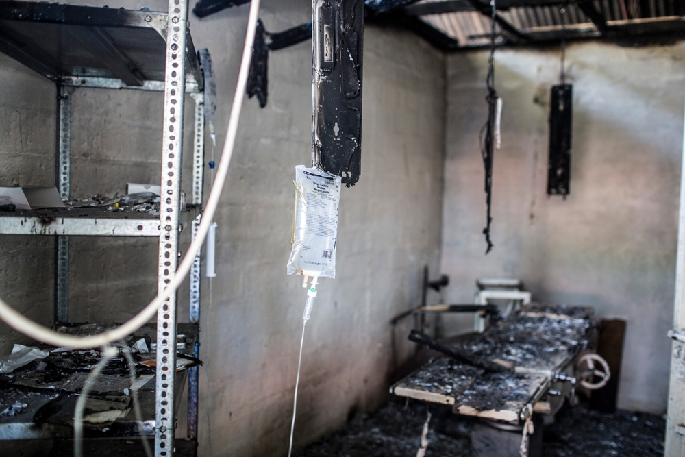 Vypálený operační sál leerské nemocnice. Foto © Michael Goldfarb/MSF