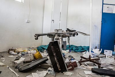 Následky útoku na nemocnici v Leeru. Foto © Michael Goldfarb/MSF