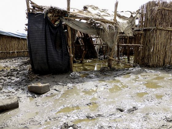 Některé části tábora jsou kvůli bahnu a stojaté vodě neobyvatelné. (Foto © Hosanna Fox/MSF)