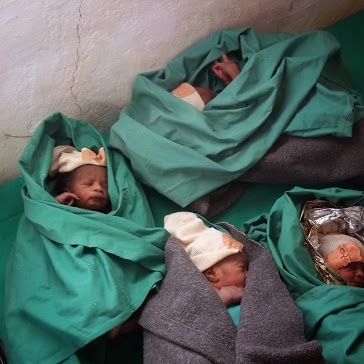 Děti 1, 2, 3 a 4 (tak se jim do křtu zatím bude říkat) přišly na svět na operačním sále Lékařů bez hranic v Bassikounou 4. ledna 2014. Foto © MSF