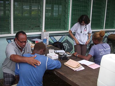 Mobilní tým Lékařů bez hranic při práci v evakuačním centru Honiaře. Foto © Kamueli Lawe/MSF