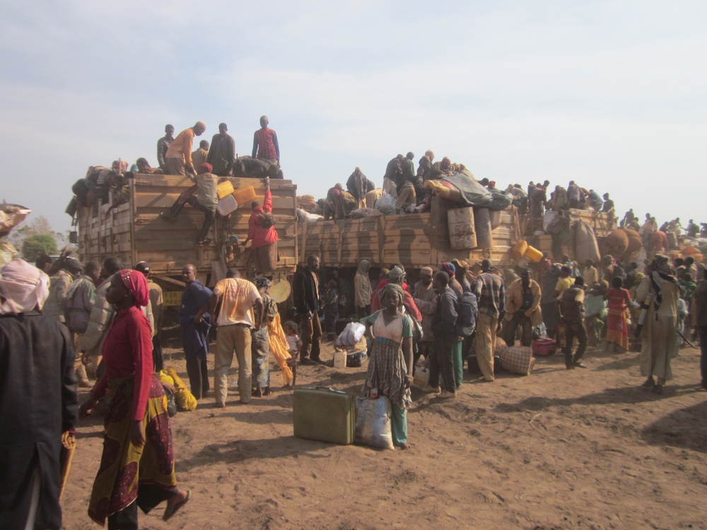 Muslimové prchají na nákladních autech ze země v obrovských počtech. Foto © MSF