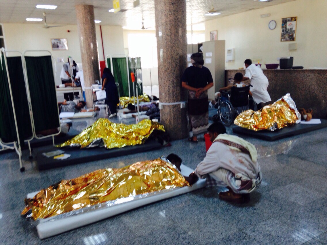 Pacienti na provizorně rozmístěných matracích v nemocnici v Adenu.