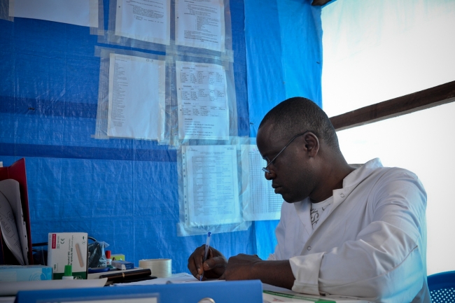Vrchní zdravotní bratr Mwinyi končí paprování. Denně má více než polovina vyšetřených pacientů malárii.