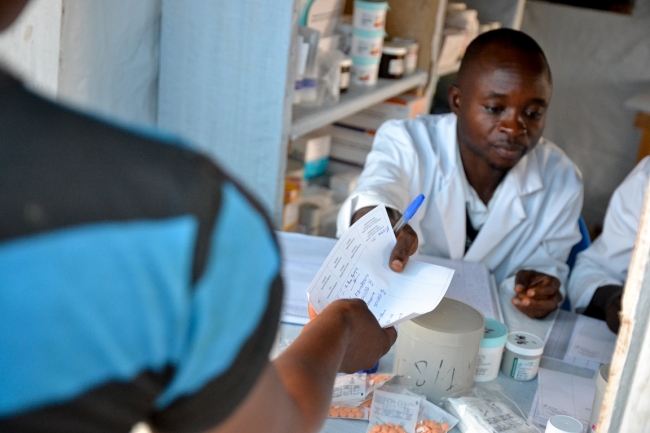 Ve středisku v Bikenge, které Lékaři bez hranic podporují, je vše zdarma - i léky v místní lékárně.