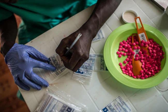 Sestra počítá tablety v klinice Lékařů bez hranic pro pacienty s prodělanou ebolou v Magburace.