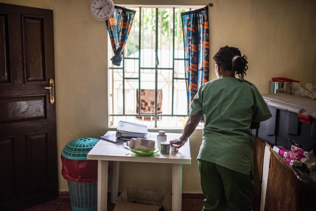 Zdravotní sestra připravuje léky na celý den v klinice Lékařů bez hranic pro pacienty s prodělanou ebolou v Magburace.