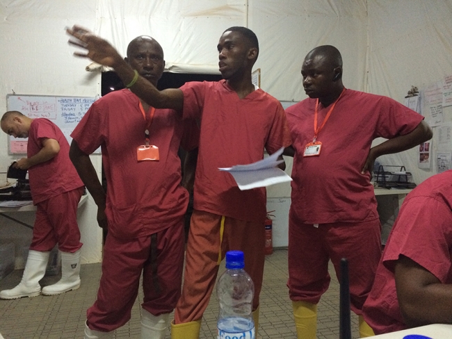 Směna komunitních zdravotníků ve středisku pro léčbu eboly v Kerrytownu.
