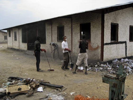 © Heather Whelan/MSF. Úklid trosek ve vesnic Lekwongole.