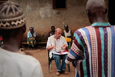 Epidemiolog Michel Van Herp vysvětluje pravidla ochrany před přenosem eboly v Gbandu. Foto © Joffrey Monnier/MSF