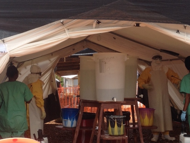 Dekontaminace po návratu z rizikové zóny ebolového centra.