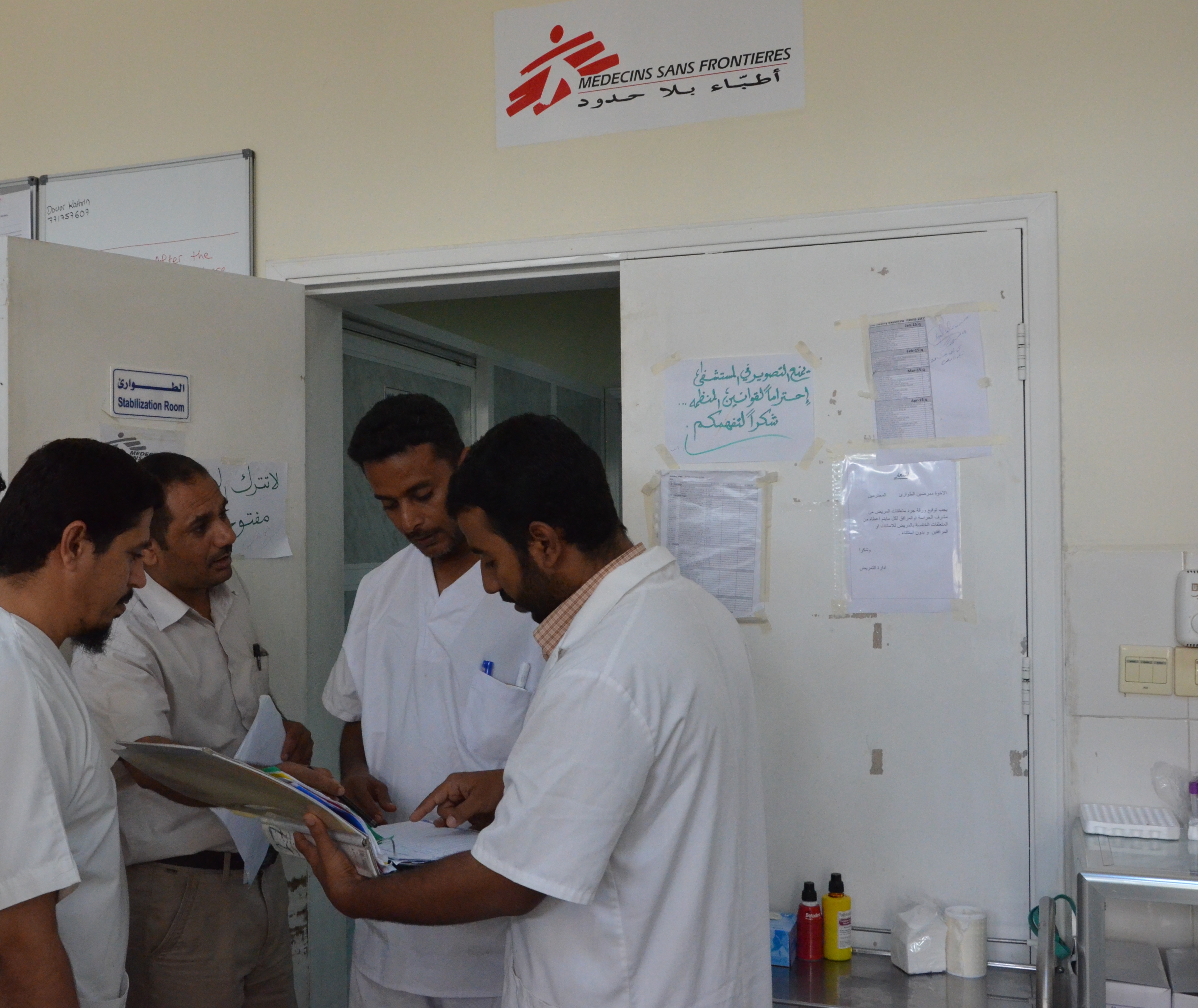 Husni a jeho kolegové v nemocnici v Adenu.