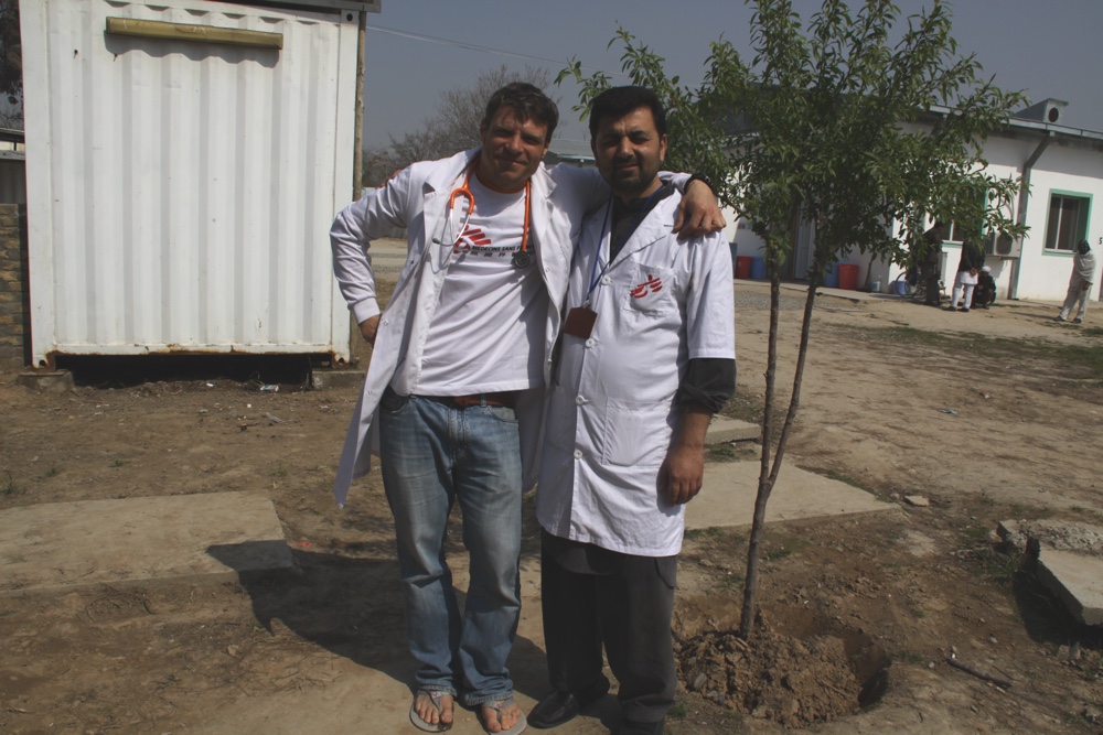Tomáš (vlevo) s kolegou Farúkem v traumacentru Lékařů bez hranic v Kundúzu.