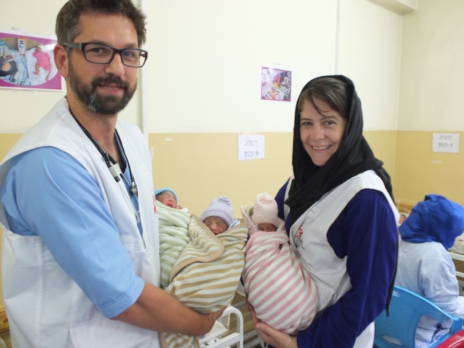 Zdravotní sestra Ally a pediatr Jakob s trojčaty.