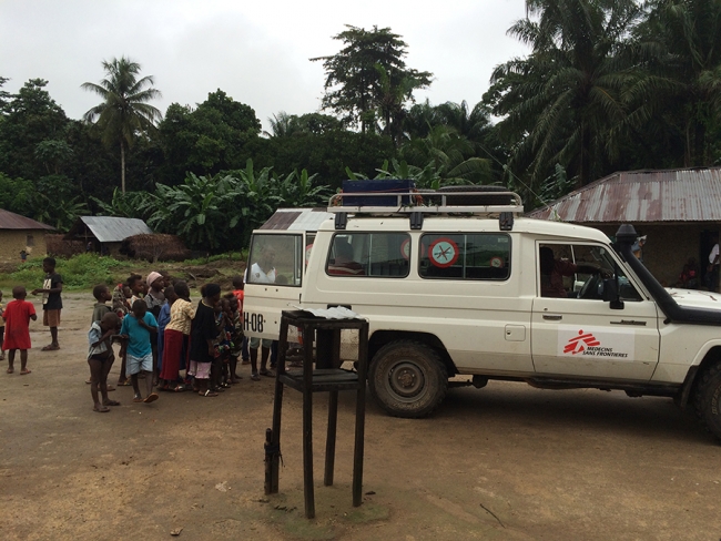 Klinika Lékařů bez hranic pro pacienty s vyléčenou ebolou v oblasti Tonkolili.