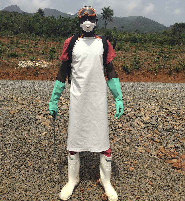 Člen personálu v Sieře Leone, středisko pro léčbu eboly v Kerrytownu.