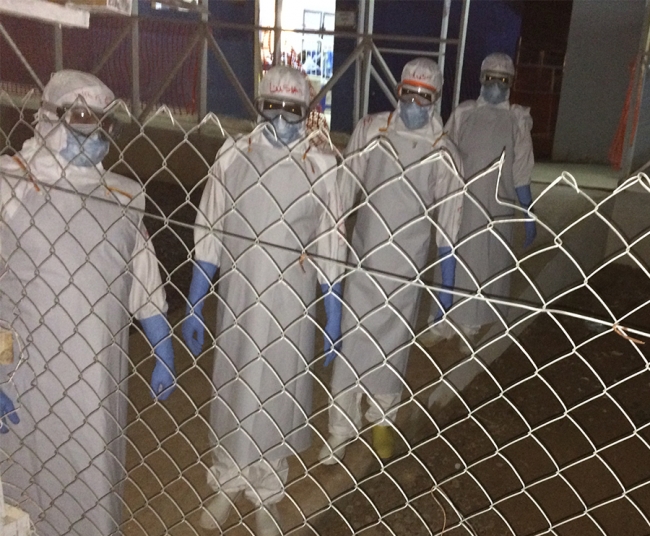 Personál na noční směně v červené zóně ve středisku pro léčbu eboly v Kerrytownu.