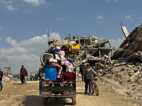Vysídlená rodina. Palestina, 2025. Foto: Nour Alsaqqa / Lékaři bez hranic
