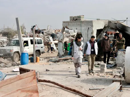 Dva zaměstnanci Lékařů bez hranic pro vodu a sanitaci. Pásmo Gazy, 2025. Foto: Nour Alsaqqa / Lékaři bez hranic