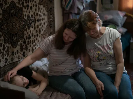 Tři generace žen zasaženy válkou na Ukrajině. Ukrajina, 2025. Caroline Thirion