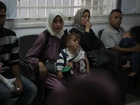 Palestinská matka a její roční syn Ahmed, u kterého byla diagnostikována podvýživa. Pásmo Gazy, 2025.