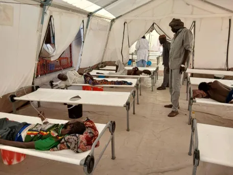 Pacienti a zaměstnanci Lékařů bez hranic v Súdánu. Súdán, 2025. 