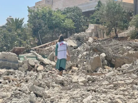 Manažerka MSF pro advokacii při návštěvě vesnice Kisan, kde izraelské síly zbouraly dům rodiny Ubayat. Západní břeh Jordánu, 2025. Foto: Oday Alshobaki / Lékaři bez hranic