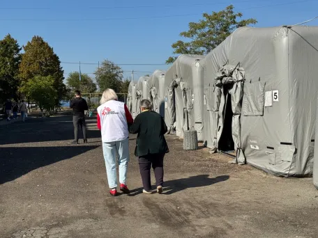 Zaměstnankyně Lékařů bez hranic s pacientkou. Pavlohrad, Dněpropetrovská oblast, Ukrajina, 2025. Foto: Yuliia Trofimova