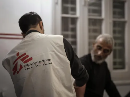 Zaměstnanec Lékařů bez hranic ošetřuje pacienta. Pásmo Gazy, 2024. Foto: Motassem Abu Aser