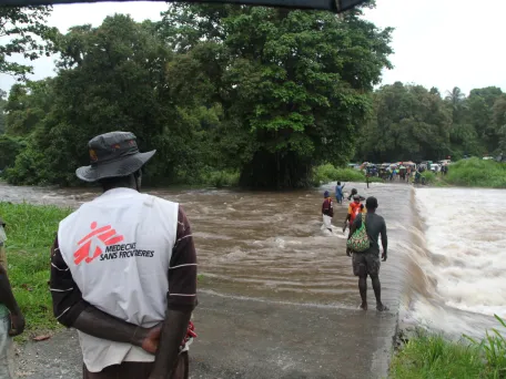 Zaměstnanci Lékařů bez hranic u řeky, Papua-Nová Guinea, 2013. Foto: Eddy McCall / Lékaři bez hranic
