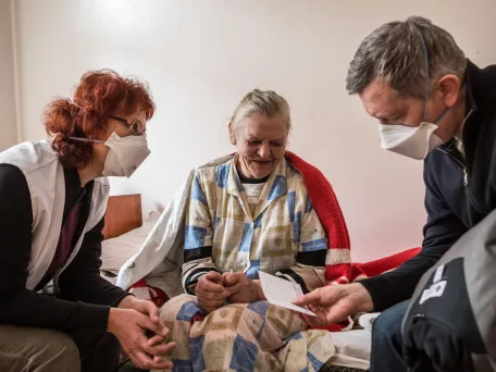 Pacientka s tuberkulózou a zdravotníci, Ukrajina, 2018. Foto: Oksana Parafeniuk