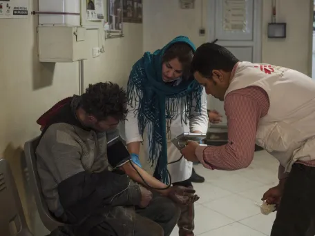 Lékařů bez hranic pečují o pacienta na jinu Teheránu. Teherán, 2029. Foto: Lékaři bez hranic.