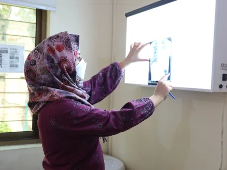 Lékařka hodnotící RTG.