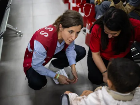 Evakuace dvaceti vážně zraněných dětí z Gazy do Švýcarska.