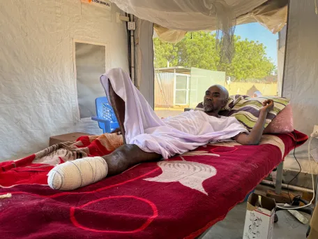 Přeživší z Fáširu s amputovanou nohou.