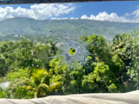 Otvor po kulce ve skle. Haiti, 2025. Foto: Kristen Poels, Lékaři bez hranic