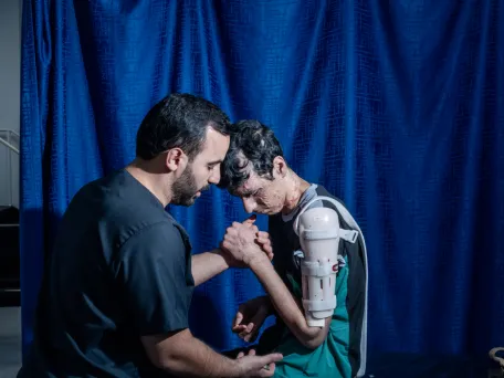 Sedmnáctiletý Karam na fyzioterapii v Ammánu, Gaza, 2024. Foto: Moises Saman / Lékaři bez hranic