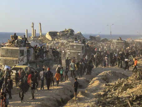Palestinci v distribučním centru Humanitární nadace pro Gazu v Netzarimu. Pásmo Gazy, 2025.