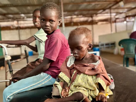 Dvouletá podvyživená holčička z Fáširu.