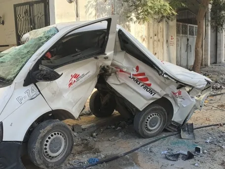 Zničené vozidlo Lékařů bez hranic. Gaza, 2023