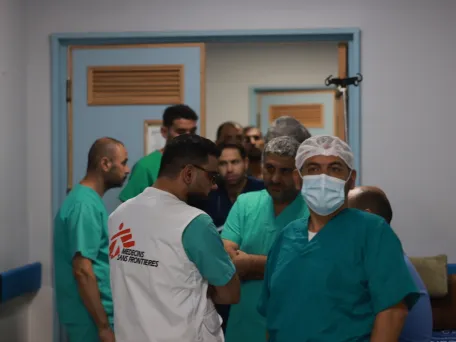 Lékaři před operací v Nasírské nemocnici. Gaza, 2023 