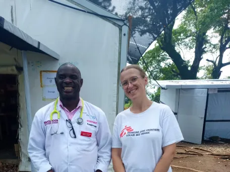 Lenka Vaverová s kolegou na misi. Uganda, 2026. Foto: Lékaři bez hranic