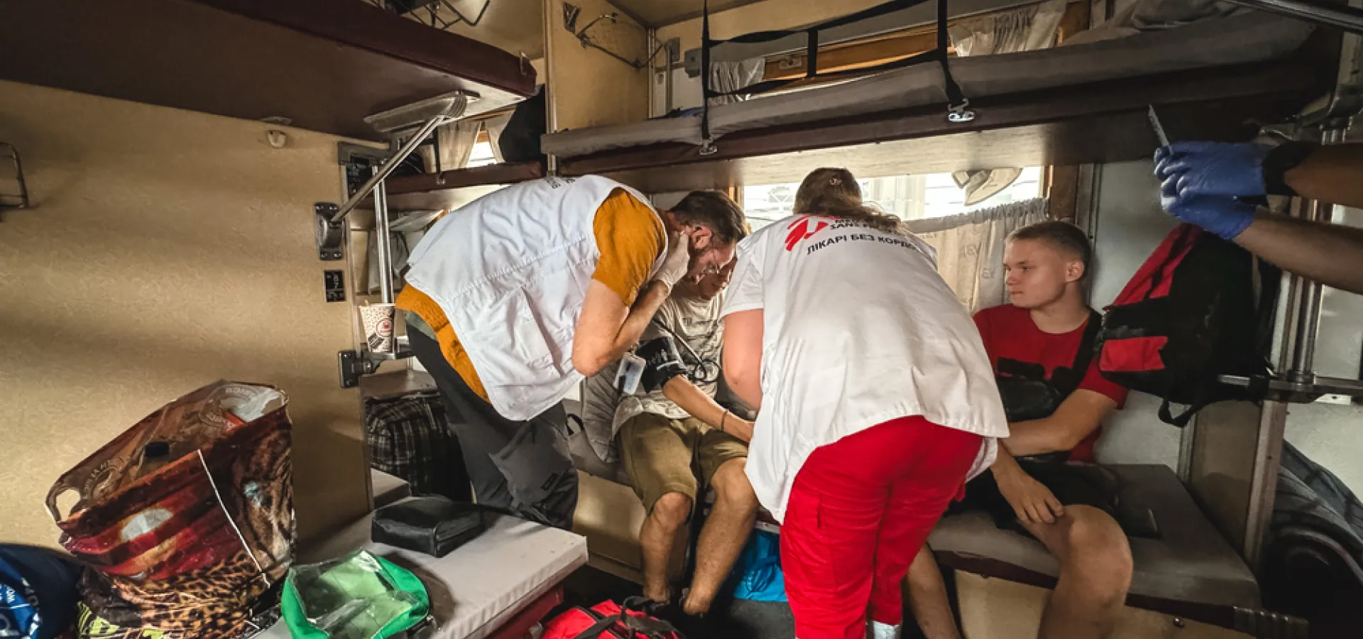 Lékaři bez hranic ošetřují evakuované. Ukrajina, 2024. Foto: Yuliia Trofimova / Lékaři bez hranic