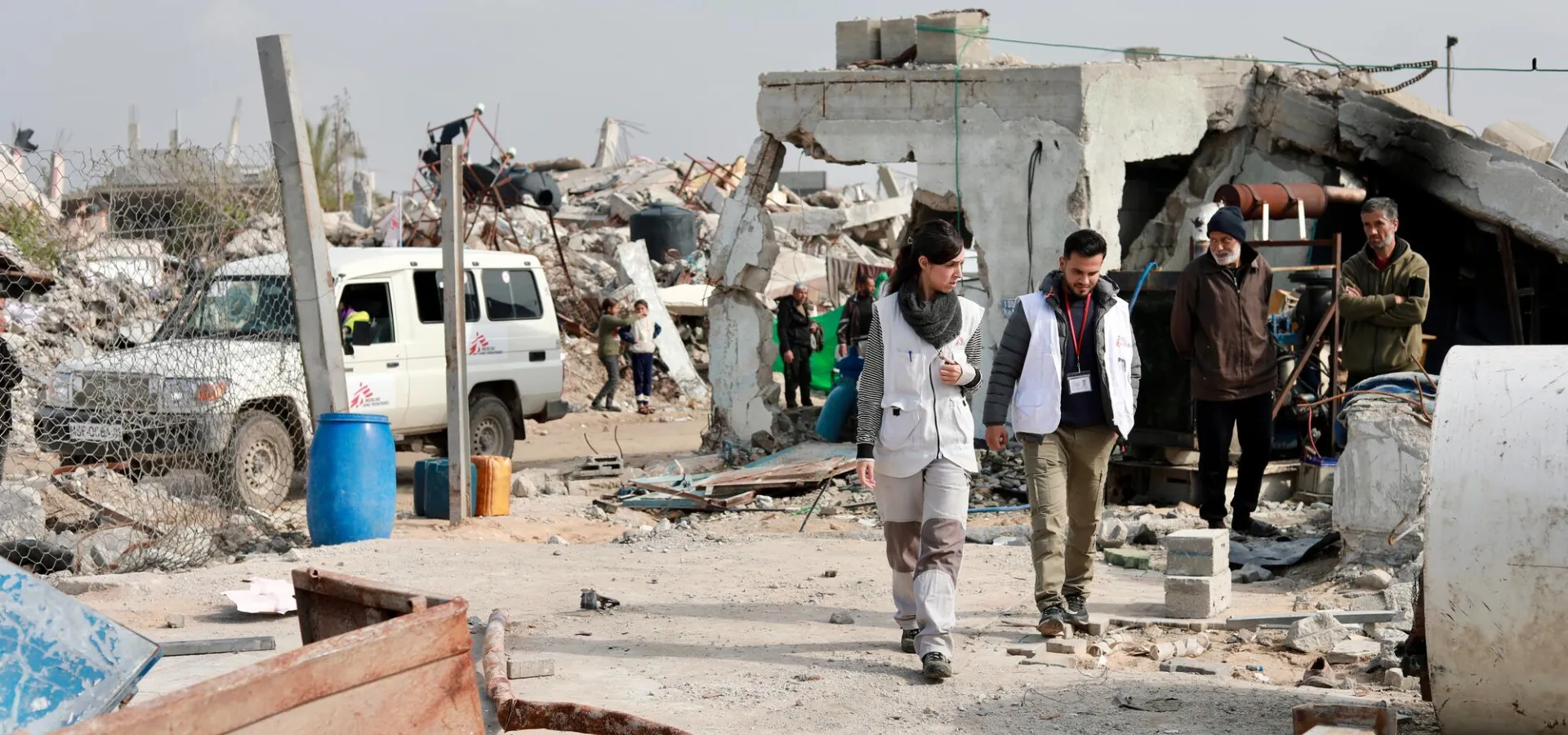 Dva zaměstnanci Lékařů bez hranic pro vodu a sanitaci. Pásmo Gazy, 2025. Foto: Nour Alsaqqa / Lékaři bez hranic