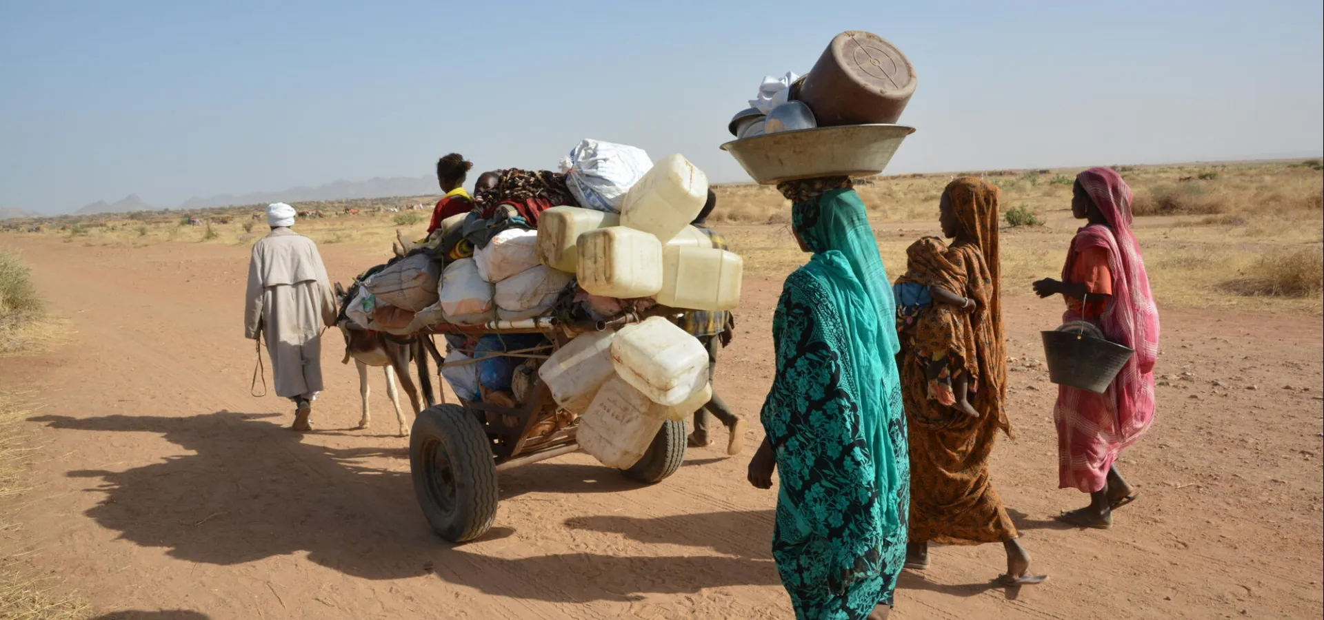 Lidé nesoucí nádoby